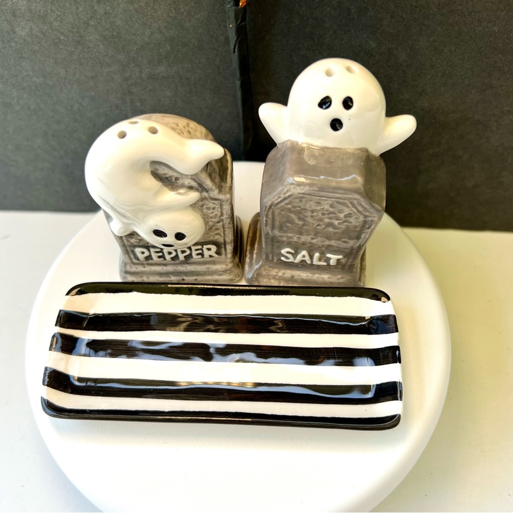 Set of 3 Halloween Ceramic Tray with Tombstones Ghosts Salt & Pepper Shakers - Picture 6 of 10